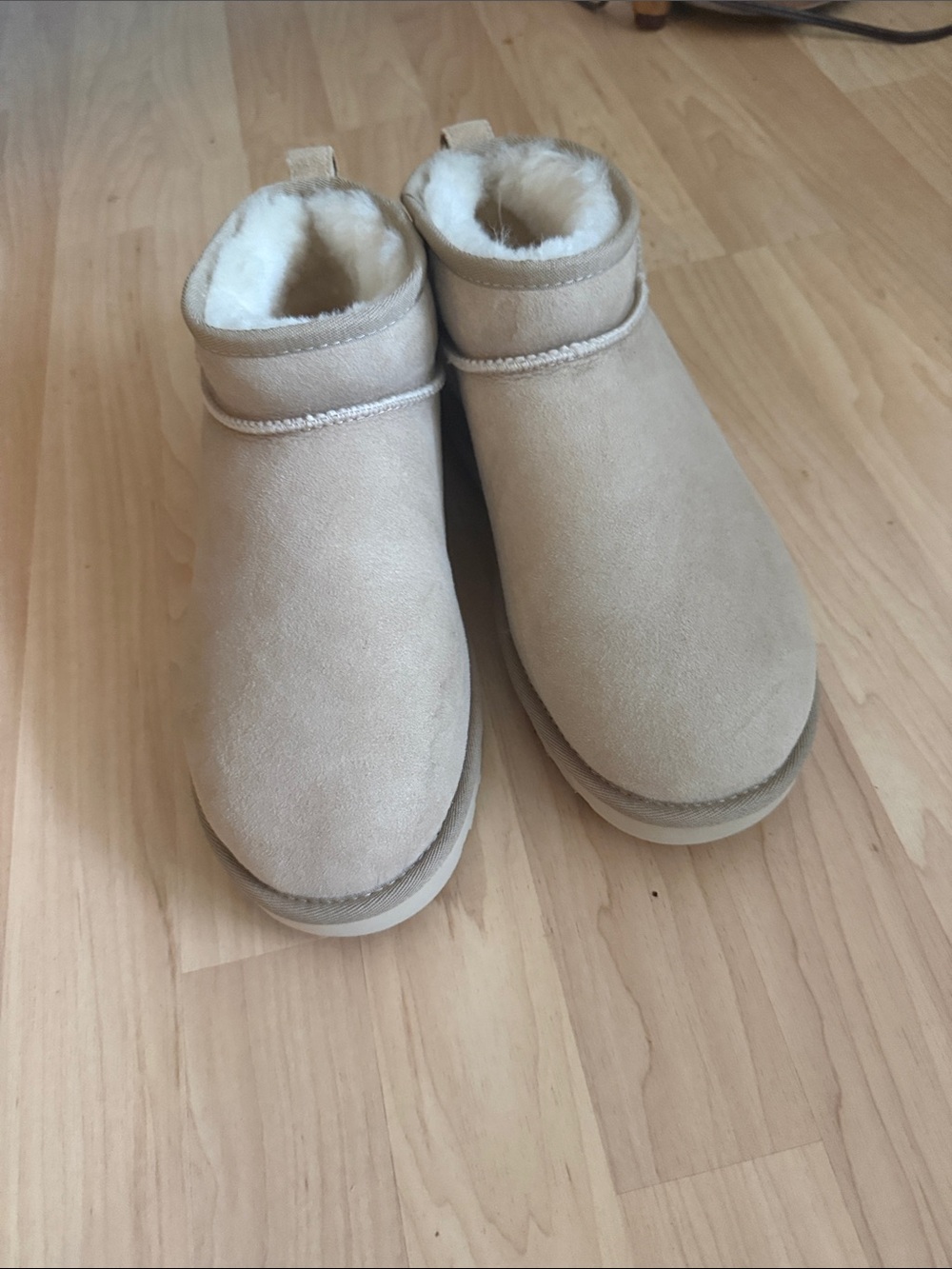 Women’s 10 UGG short boots sand color